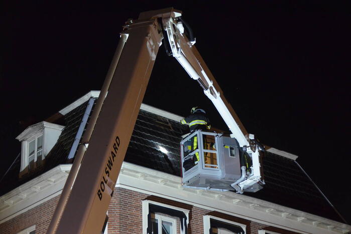 Brandweer ingezet voor losliggende dakpannen