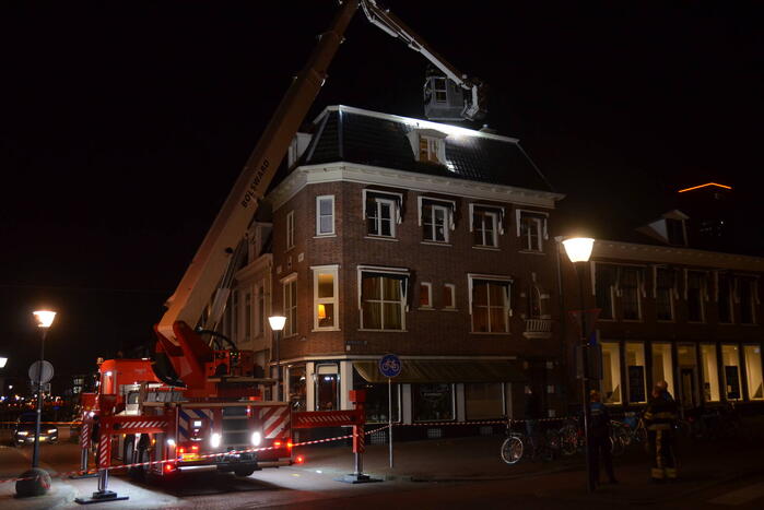 Brandweer ingezet voor losliggende dakpannen