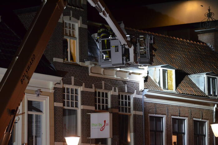 Brandweer ingezet voor losliggende dakpannen