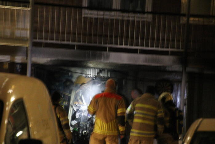 Uitslaande brand in berging onder flat