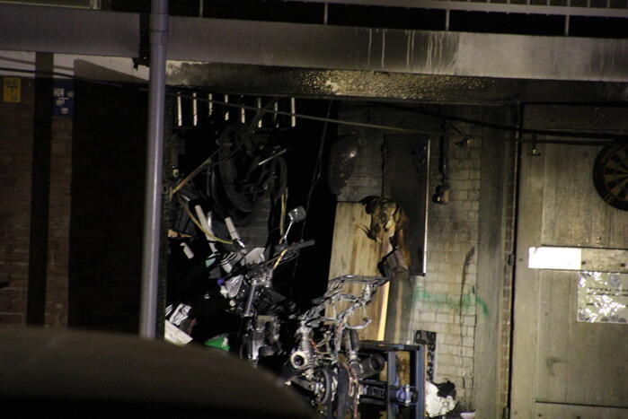 Uitslaande brand in berging onder flat