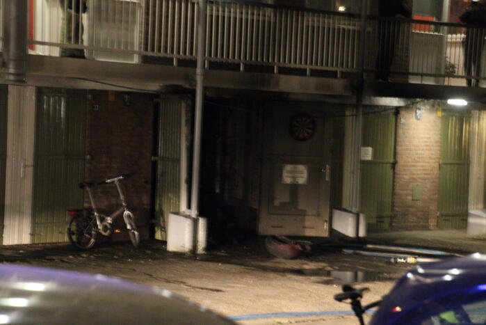 Uitslaande brand in berging onder flat