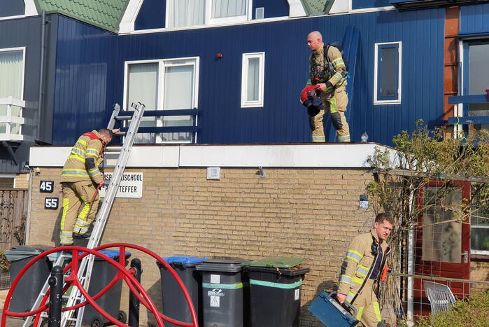 Dakdekkers zetten per ongeluk dak in brand