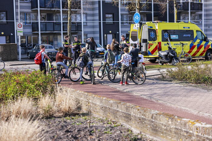 Fietster en scooterrijdster botsen op fietspad