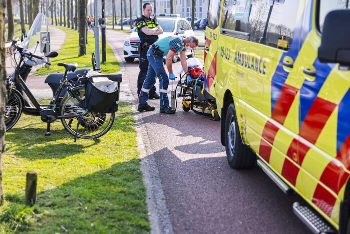 Fietster en scooterrijdster botsen op fietspad
