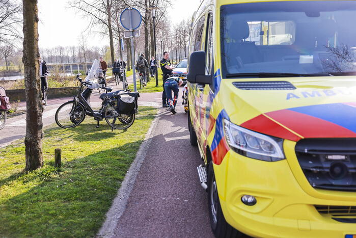 Fietster en scooterrijdster botsen op fietspad