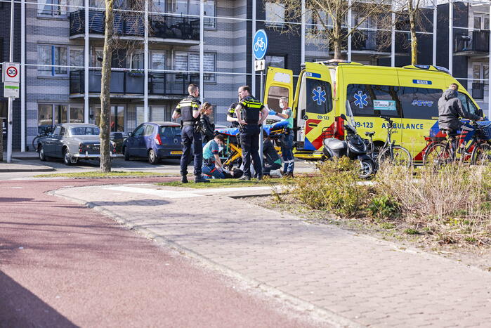 Fietster en scooterrijdster botsen op fietspad