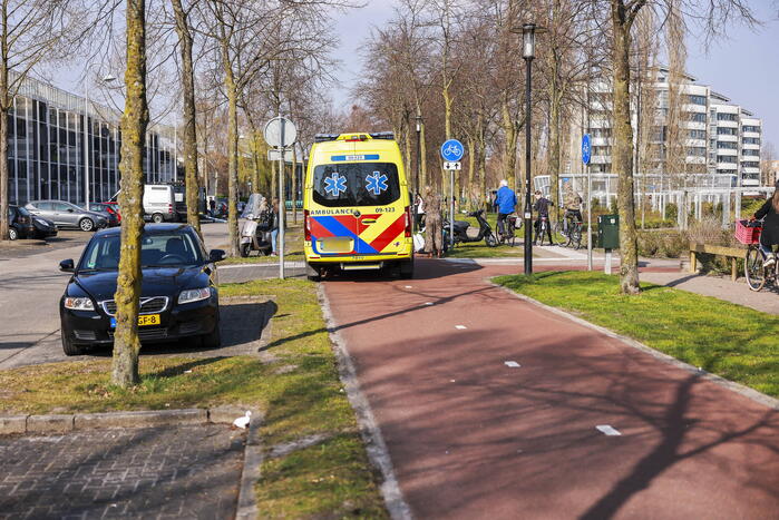 Fietster en scooterrijdster botsen op fietspad