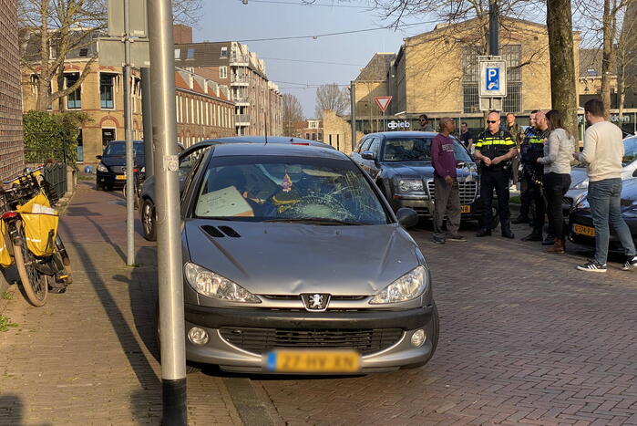 Fietser en automobilist botsen met elkaar