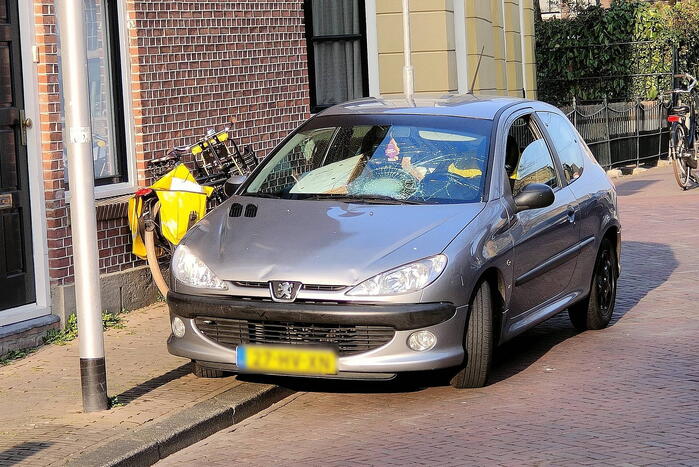 Fietser en automobilist botsen met elkaar