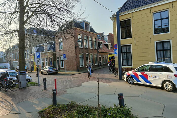 Fietser en automobilist botsen met elkaar