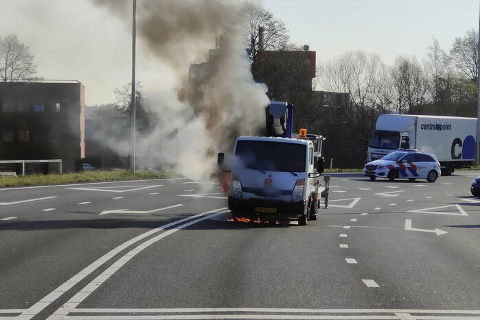 Autohoogwerker gaat in vlammen op