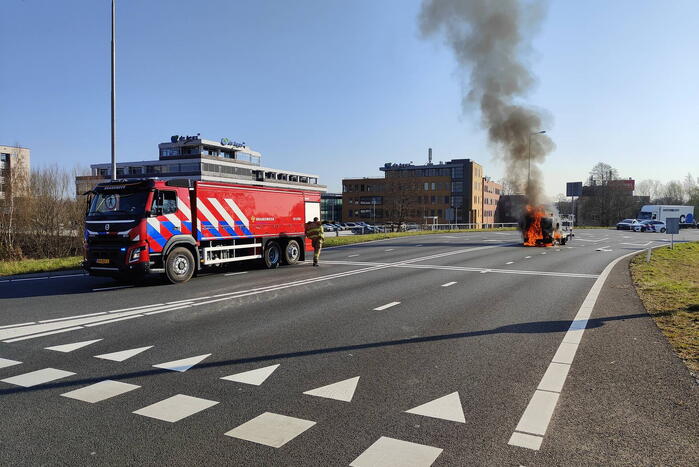 Autohoogwerker gaat in vlammen op
