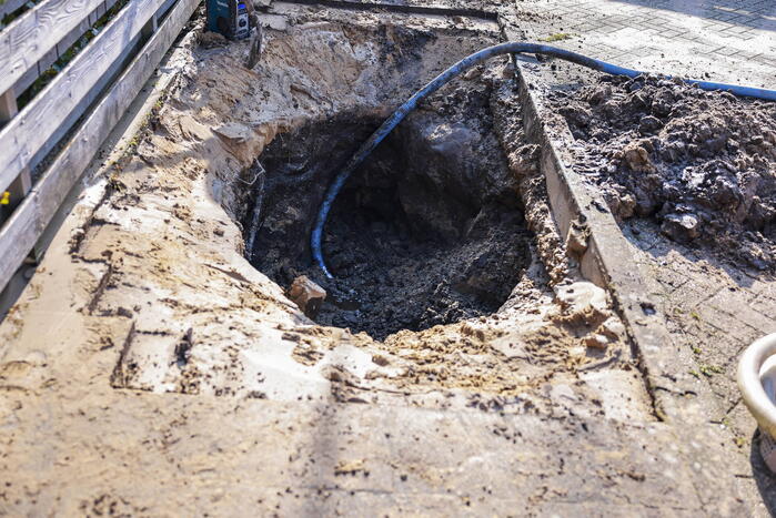 Straat blank na waterleidingbreuk