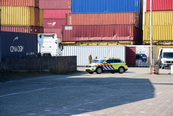 Persoon bekneld tussen muur en vrachtwagen