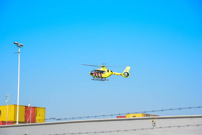 Persoon bekneld tussen muur en vrachtwagen