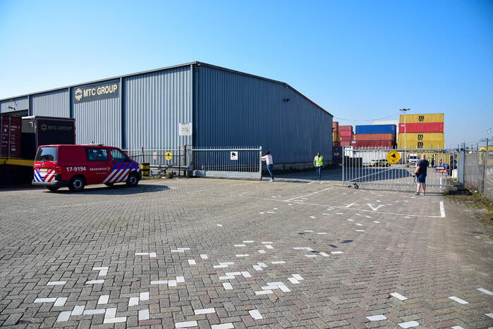 Persoon bekneld tussen muur en vrachtwagen