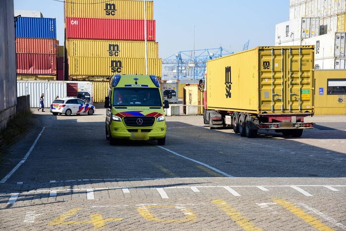 Persoon bekneld tussen muur en vrachtwagen