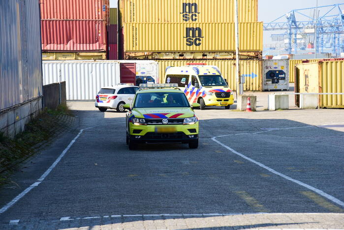 Persoon bekneld tussen muur en vrachtwagen