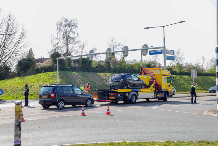 Twee auto's betrokken bij botsing in Nieuwland