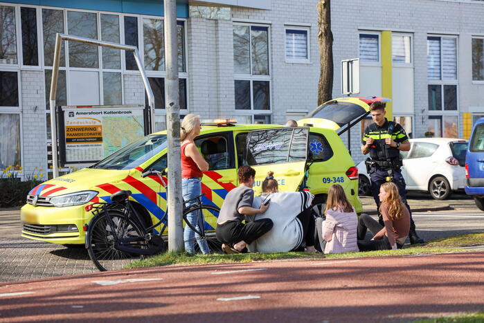 Fietsster en automobilist botsen bij Park Schothorst