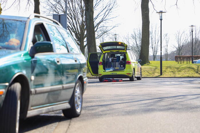 Fietsster en automobilist botsen bij Park Schothorst