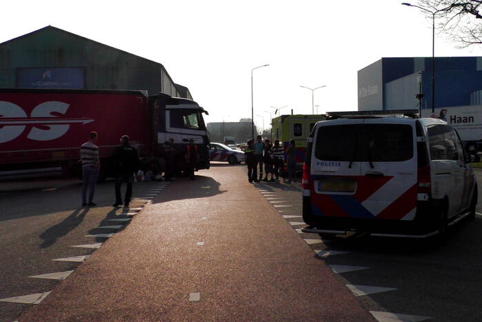 Scooterrijder gewond bij aanrijding met vrachtwagen
