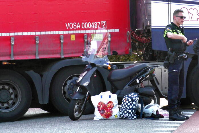 Scooterrijder gewond bij aanrijding met vrachtwagen