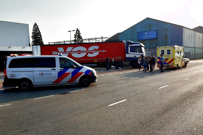 Scooterrijder gewond bij aanrijding met vrachtwagen
