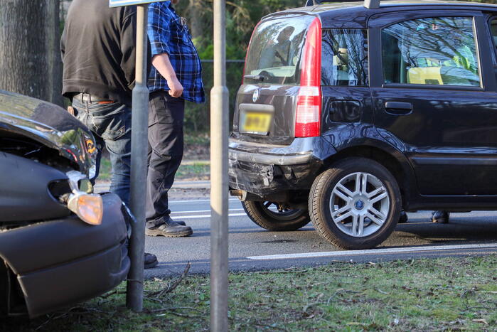Bestuurder van bestelbus botst op voorganger