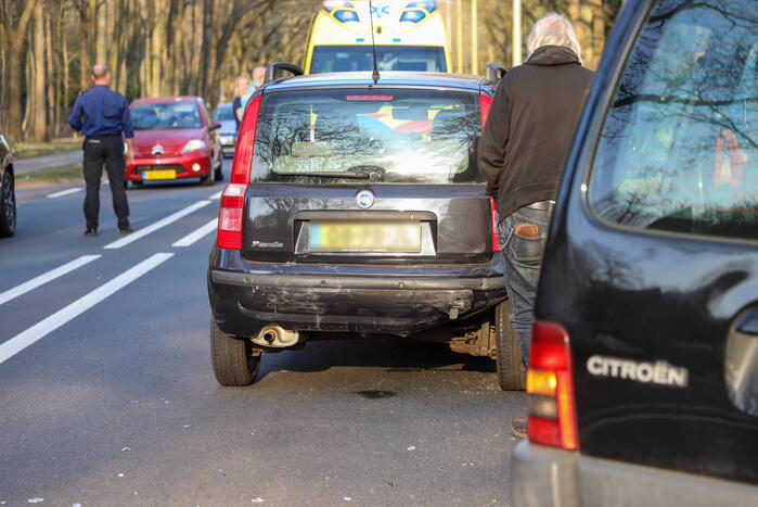 Bestuurder van bestelbus botst op voorganger