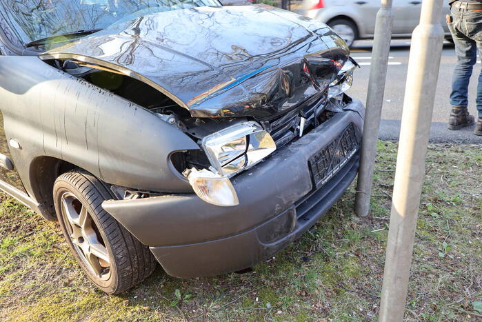 Bestuurder van bestelbus botst op voorganger