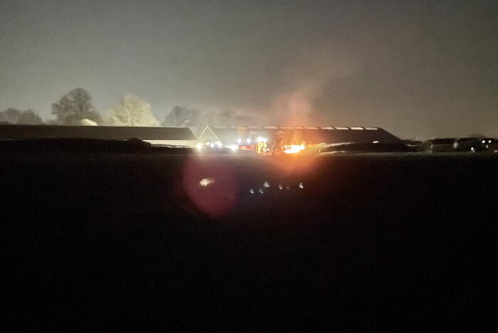 Brandweer blust brand naast stal