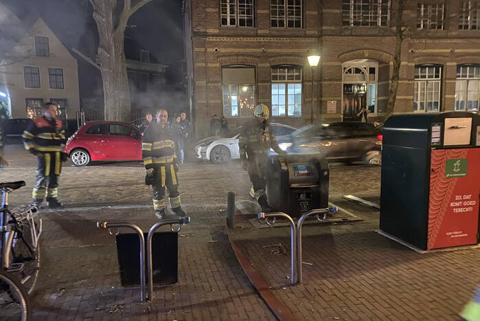 Rookontwikkeling vanwege brand in ondergrondse container