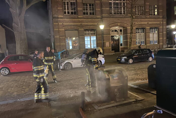 Rookontwikkeling vanwege brand in ondergrondse container