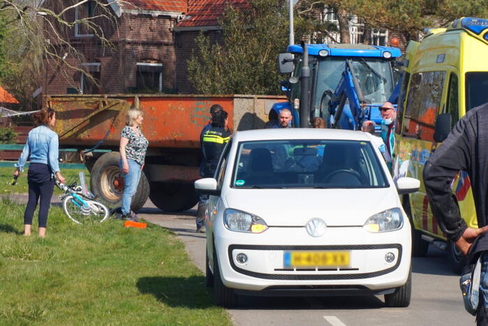 Man op fiets aangereden door afslaande tractor