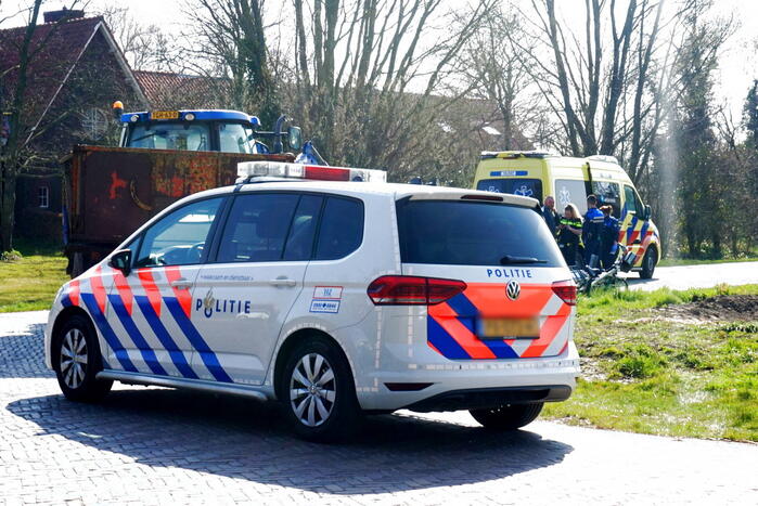 Man op fiets aangereden door afslaande tractor