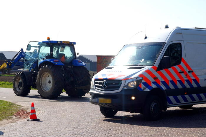 Man op fiets aangereden door afslaande tractor