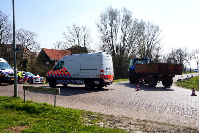 Man op fiets aangereden door afslaande tractor