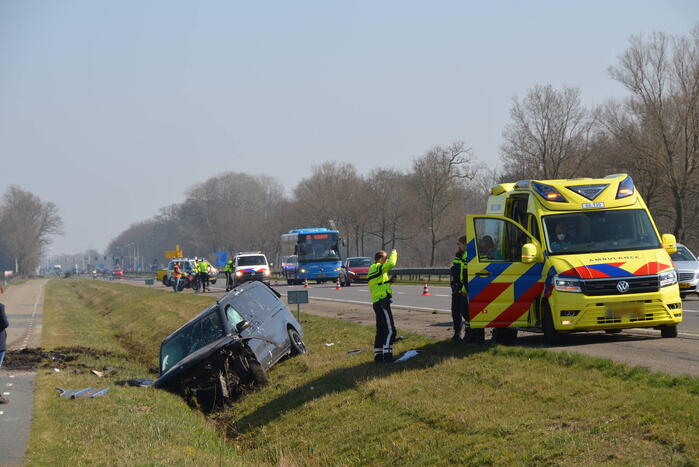 Bestelbus belandt in droge sloot