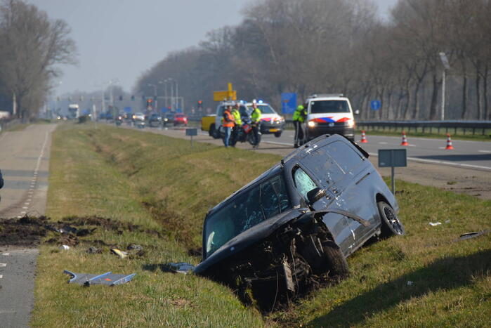 Bestelbus belandt in droge sloot
