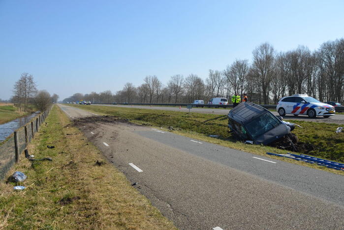 Bestelbus belandt in droge sloot