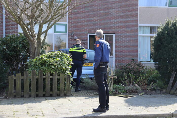 Auto rijdt voortuin van huis binnen