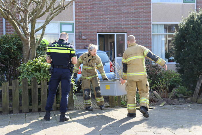 Auto rijdt voortuin van huis binnen