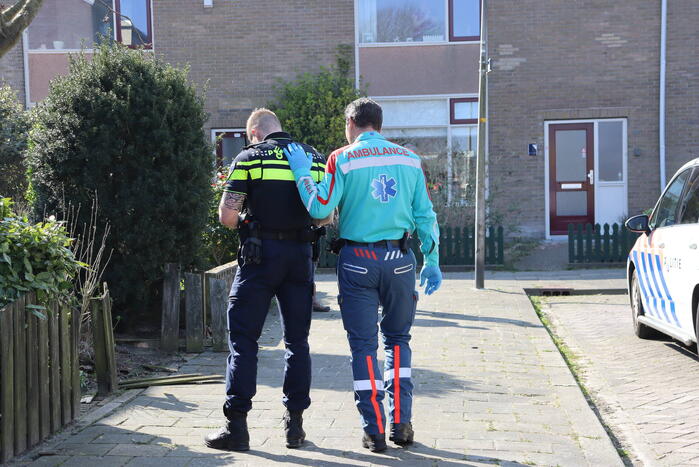 Auto rijdt voortuin van huis binnen