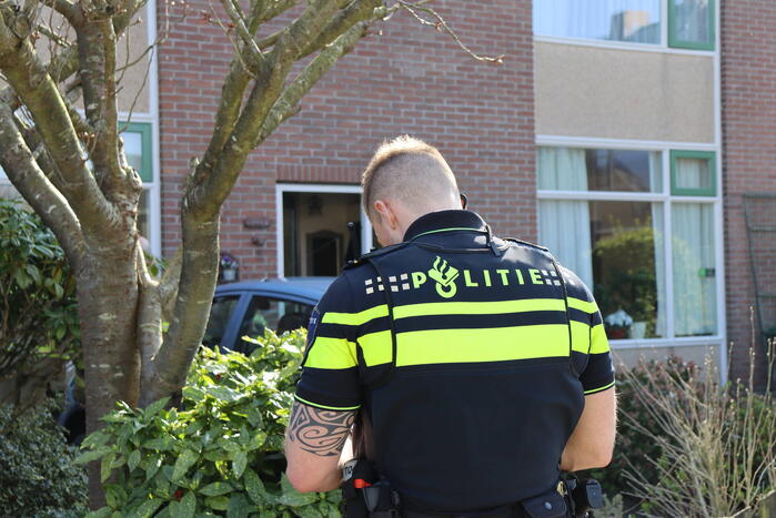 Auto rijdt voortuin van huis binnen