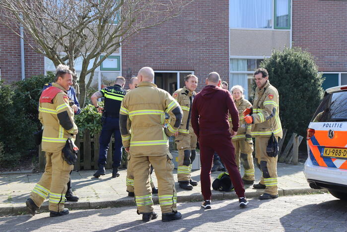 Auto rijdt voortuin van huis binnen