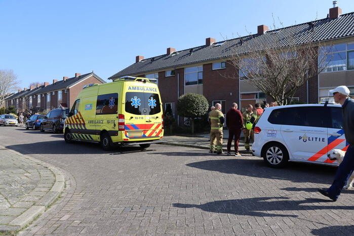 Auto rijdt voortuin van huis binnen