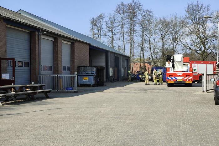 Brand op terrein van aannemersbedrijf