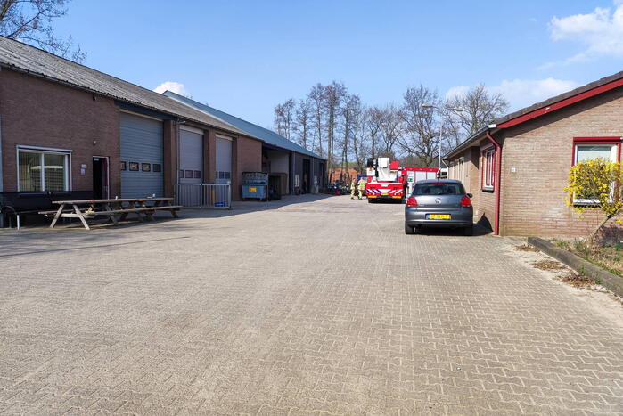Brand op terrein van aannemersbedrijf